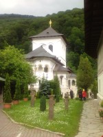 La Manastirea Lainici 02
